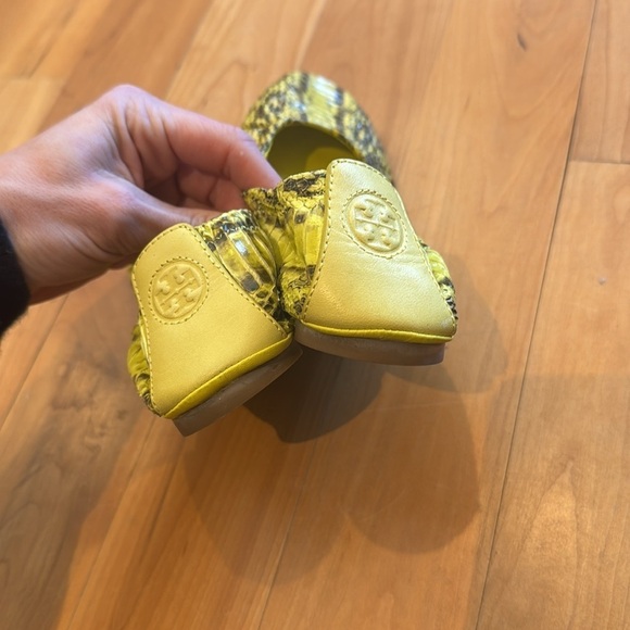 Tory Burch Snakeskin Embossed Ballet Flats Shoes Size 7 neon Yellow highlight - Picture 8 of 10